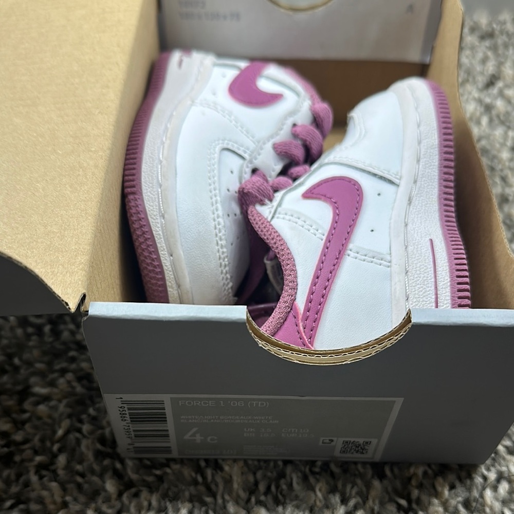 Nike White and Purple Sneakers Classic Design